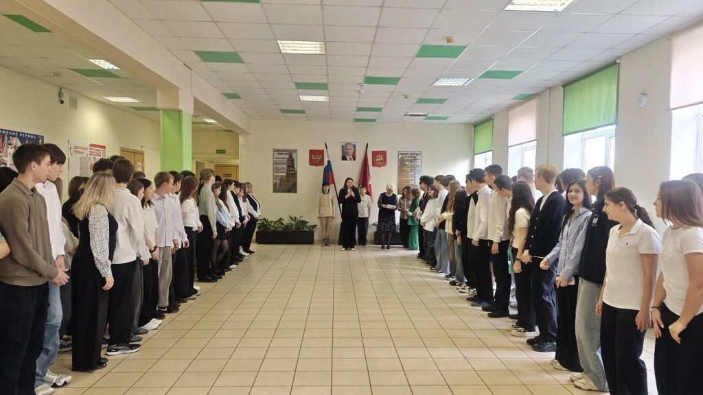 🇷🇺 Утро начинается с важного! ✨  Новая учебная неделя в школе началась с торжественной линейки: выно