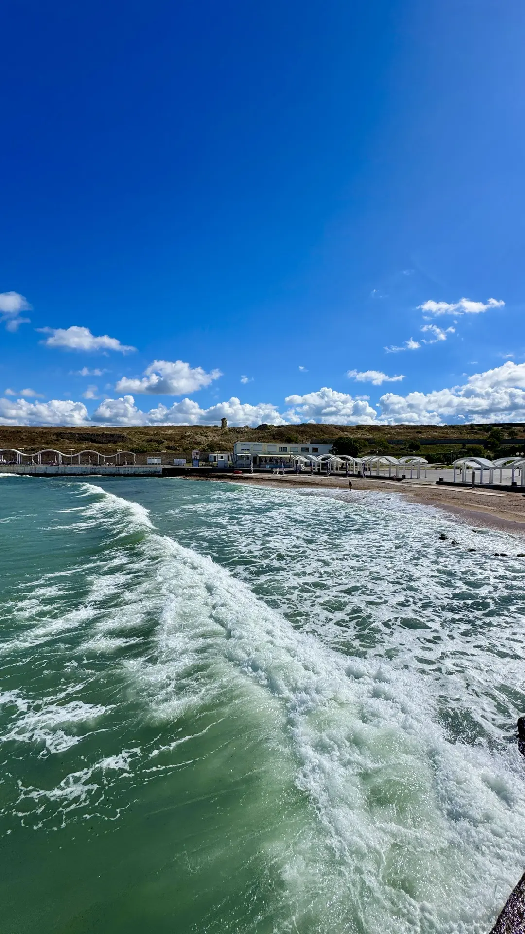 Атмосфера сентября на пляже Солнечный в Севастополе 🌊🌞