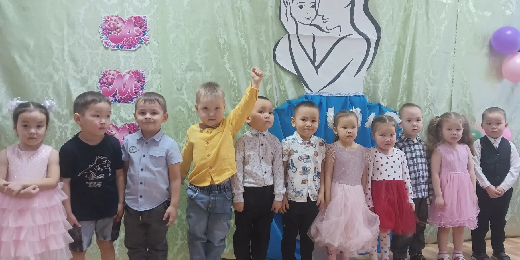 Утренники «Мама - солнышко моё» 
В детском саду Сказка  прошёл тёплый и трогательный праздник, посвя