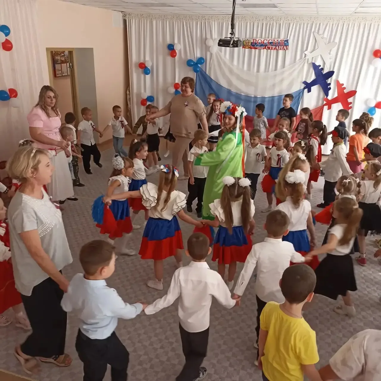 С Днём России! 
Сегодня , 11.06.26, в наших дошкольных группах МОУ «СОШ № 61» прошёл настоящий празд