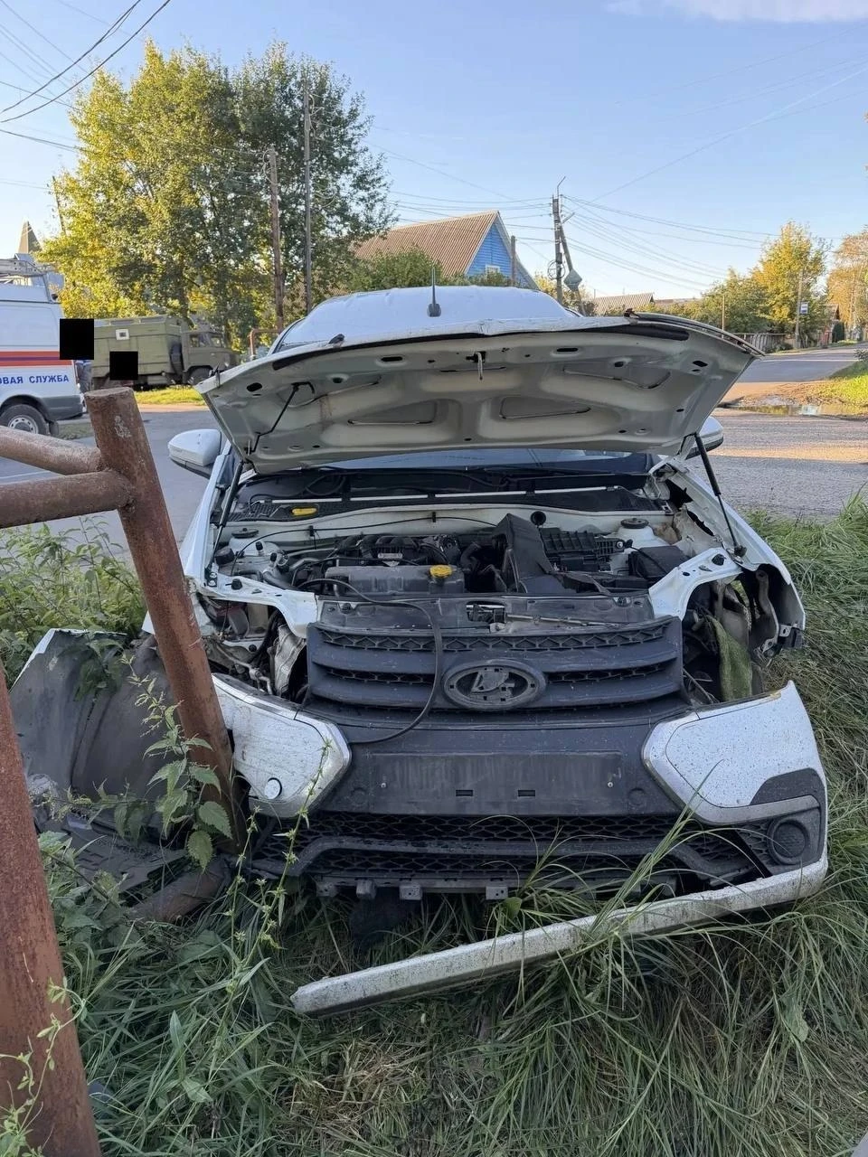В Мичуринске после столкновения две Lada врезались в опоры
