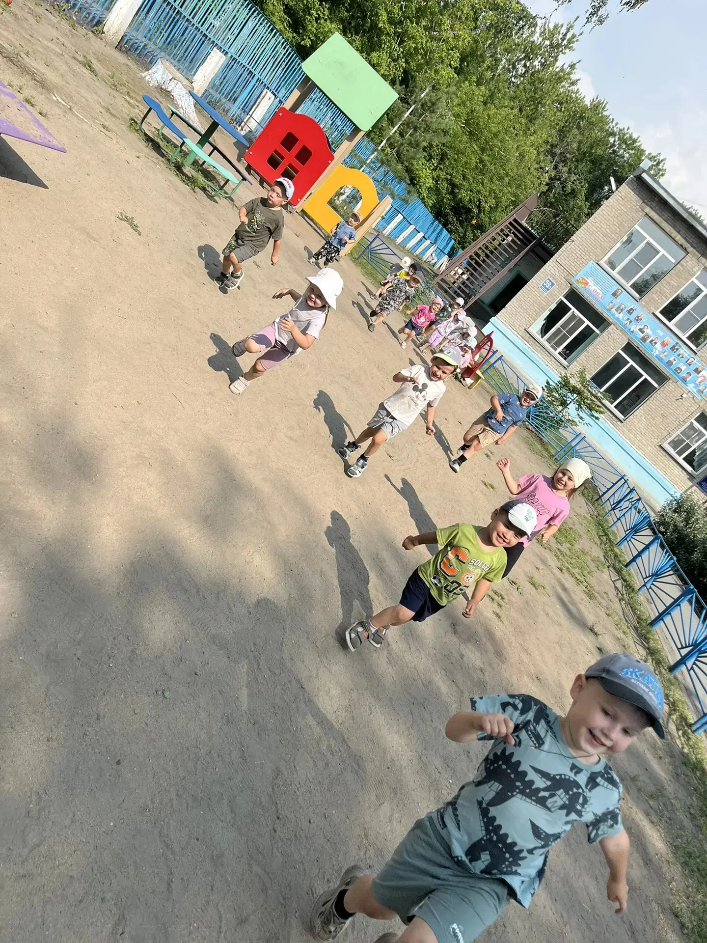 Дети группы «Дюймовочка» много времени проводят на воздухе: активно двигаются и принимают солнечные 