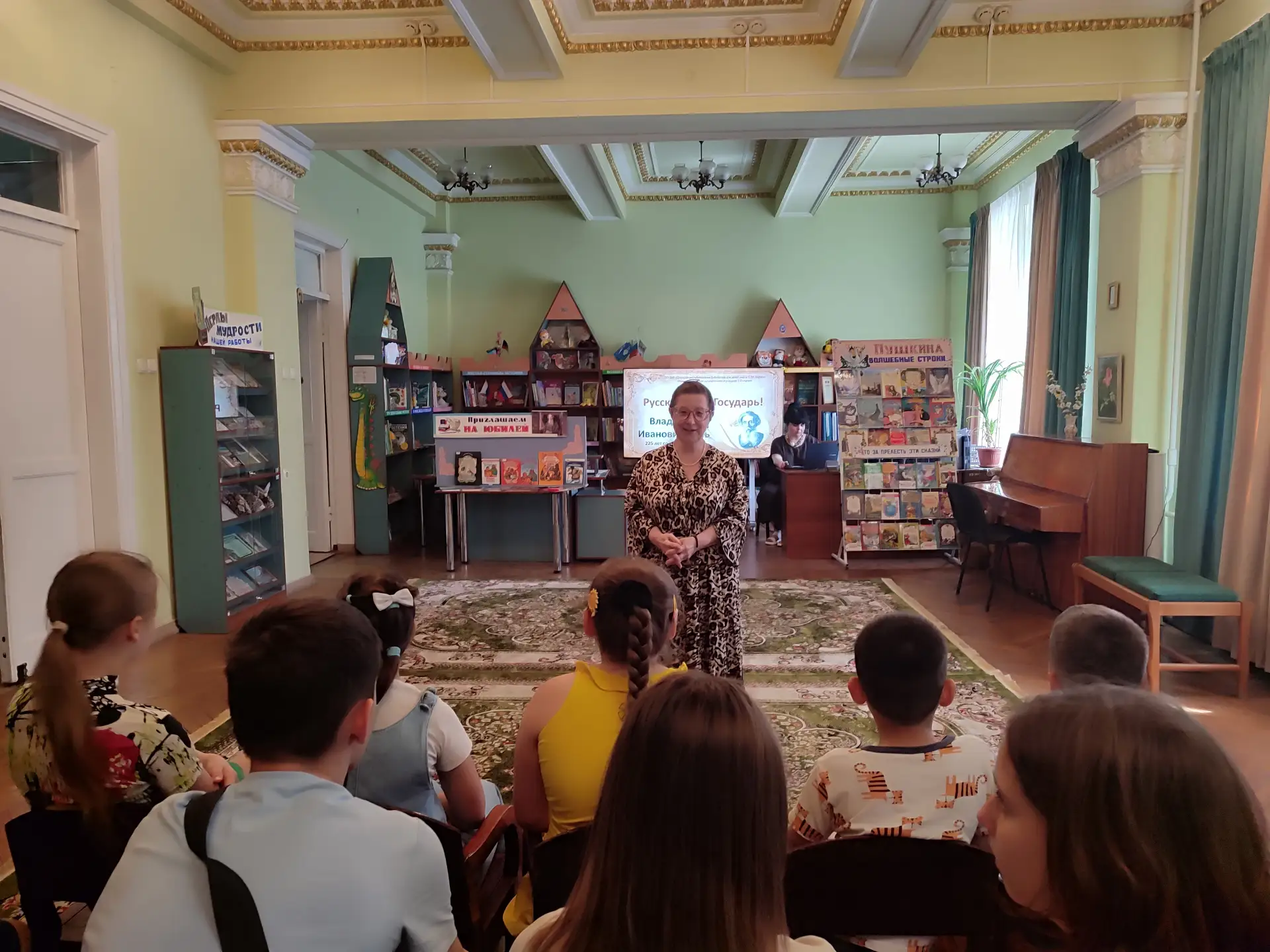 «Из века в век течёт Лугань,
Из дней минувших в наши дни,
Приходит к вам Владимир Даль -
Творец, пис