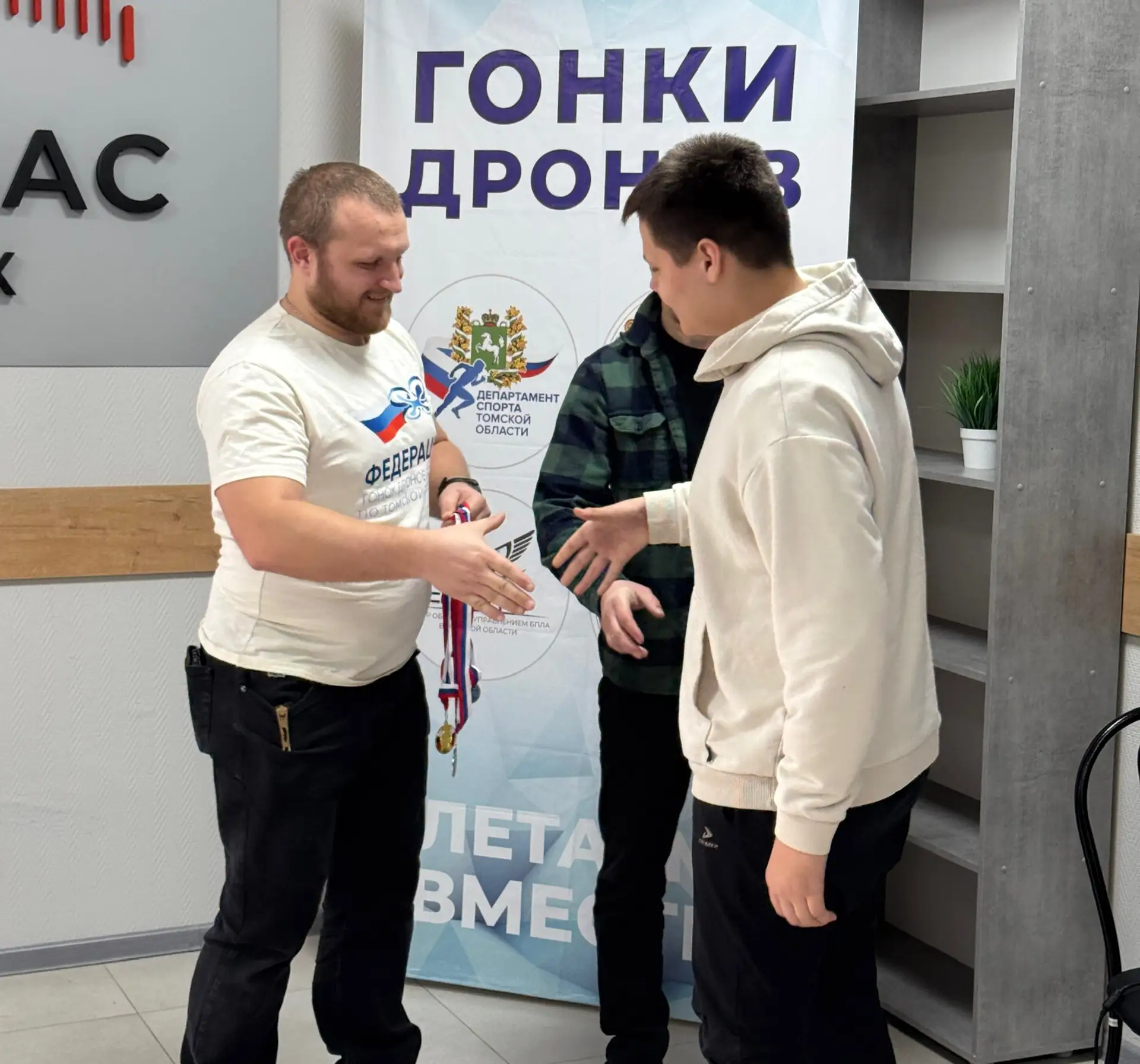 🎉 Отличные новости из мира дронов!   Ученики нашей школы показали выдающиеся результаты на Чемпионат