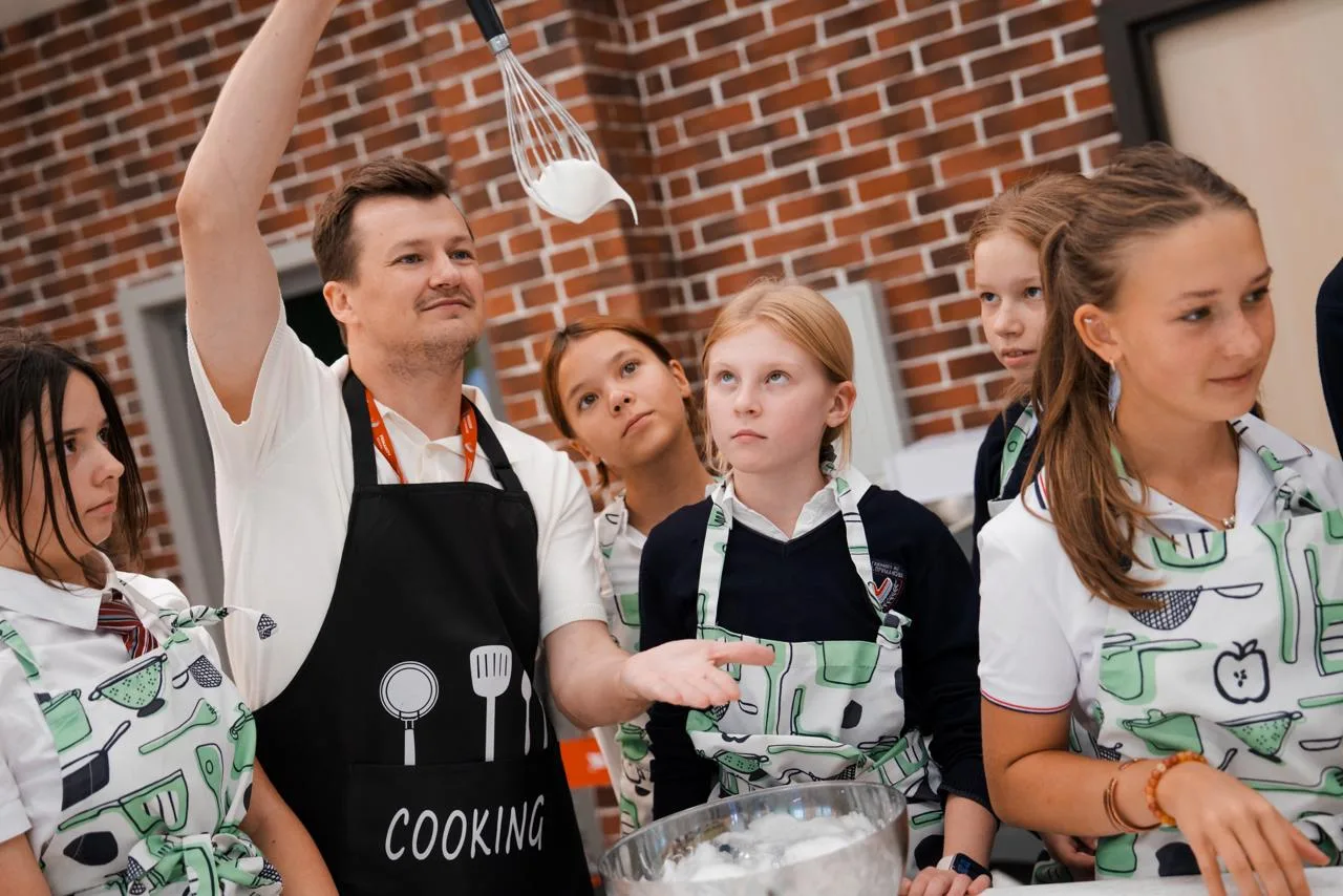 🍰 Наши шестиклассники приняли настоящий кулинарный вызов — устроили соревнование по пр...