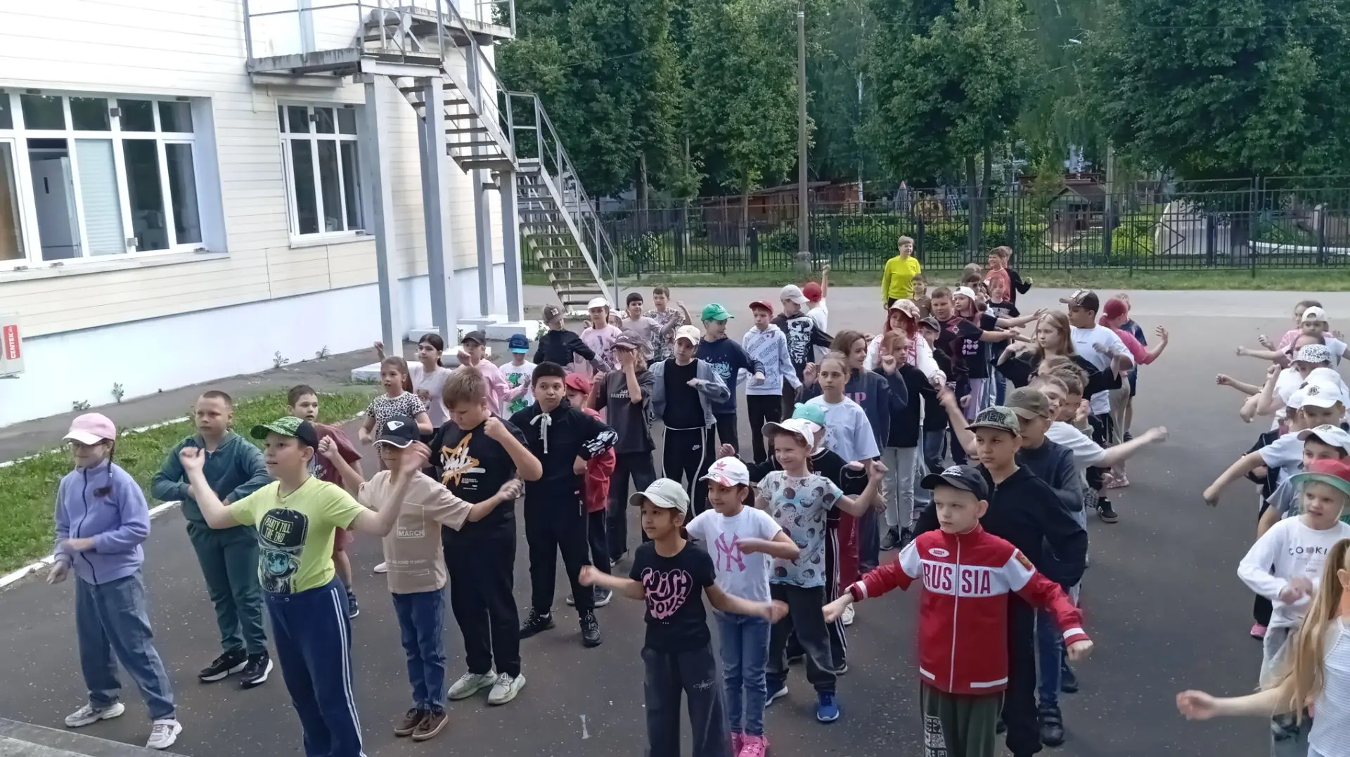 Сегодня в нашем пришкольном лагере «Солнышко» (МОУ «СОШ №3», здание 1) прошёл тёплый и радостный Ден