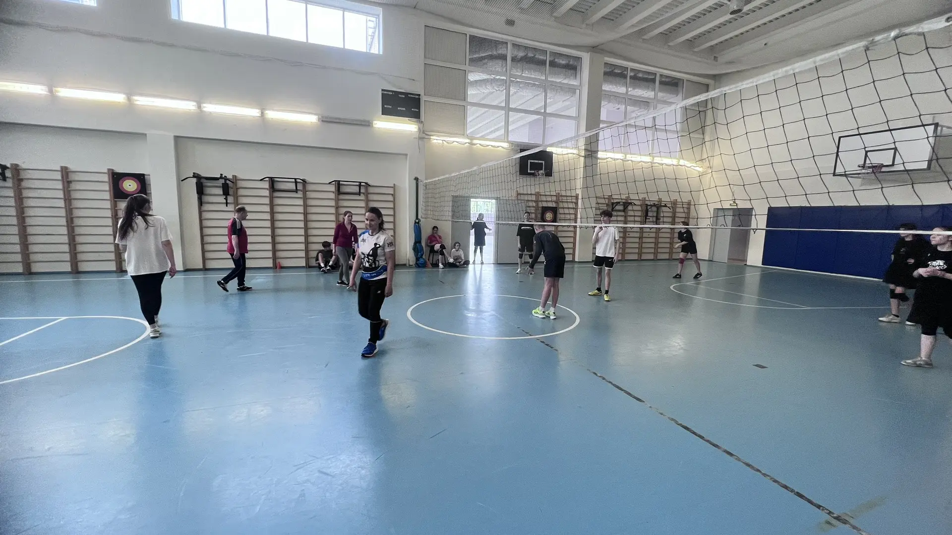 🏐 Волейбольная битва в Поэтическом!  Сегодня, 22 мая, в нашей школе прошла захватывающая игра по вол
