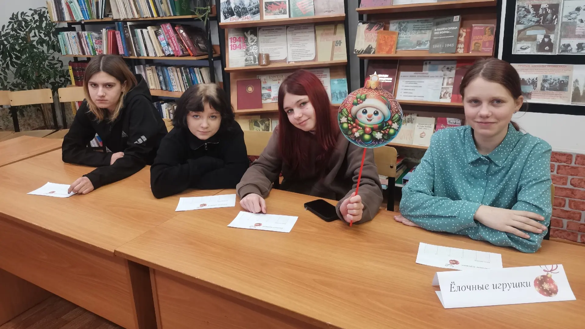 🎉 Своя игра "Новогодний ФЭСТ"! 🎅‍  5 января в нашей школе прошла увлекательная викторина 🧠🎤🎬 Меропри