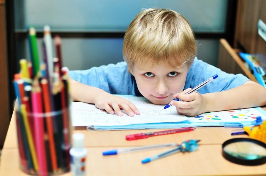 Что делать с маленьким левшой👶🏻✍?

🤔Среди родителей бытует ошибочное мнение, что если ребенок час