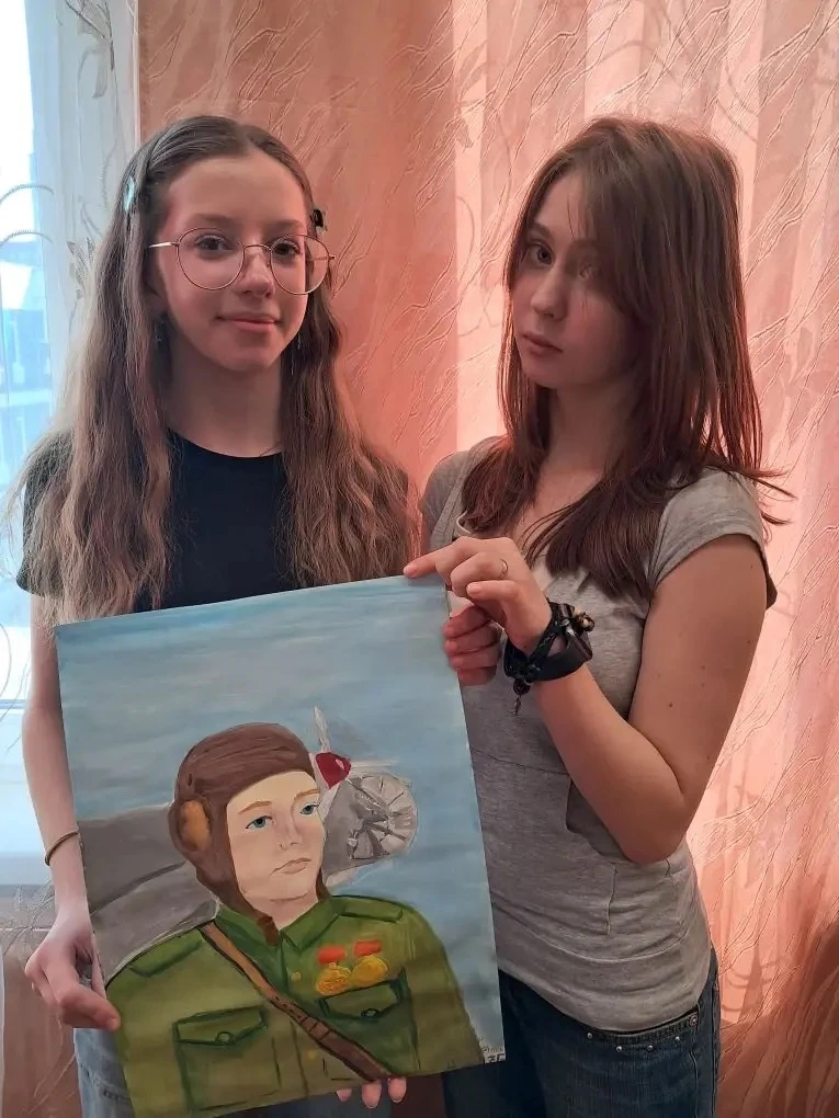 Школьная выставка рисунков, посвящённая Дню Победы, - это особое событие, которое объединяет творчес