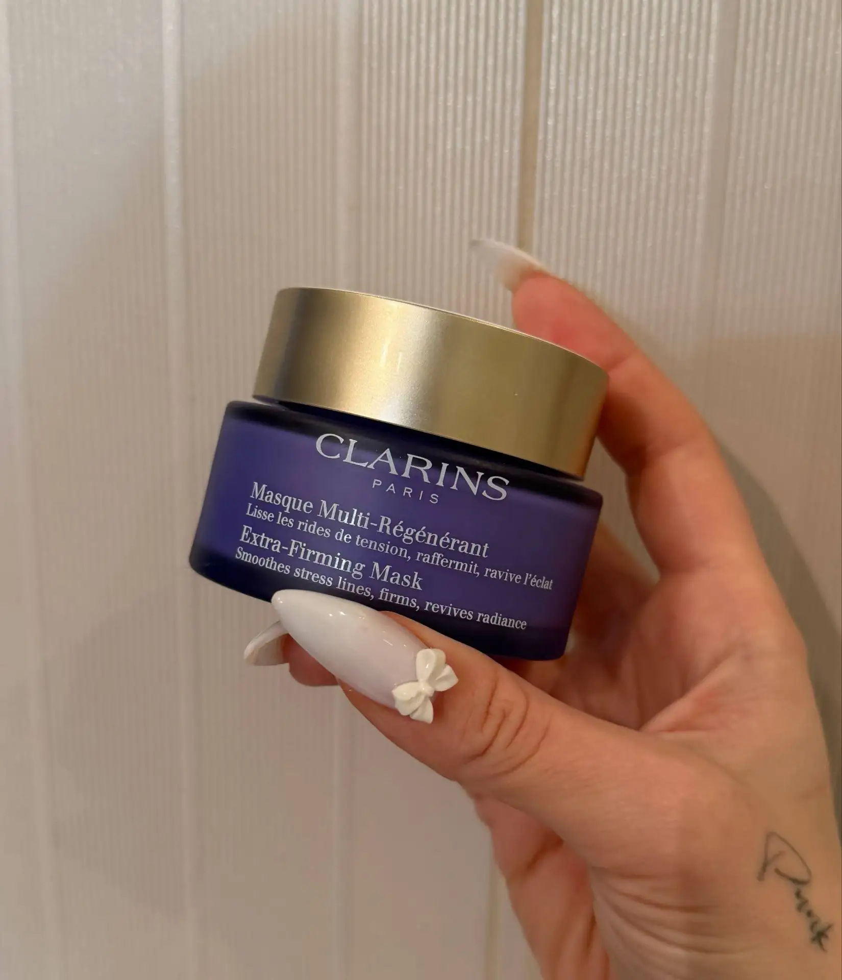 Я не знаю отдушки ухода лучше, чем у этой маски Clarins. Она и сама по себе хороша, я н...