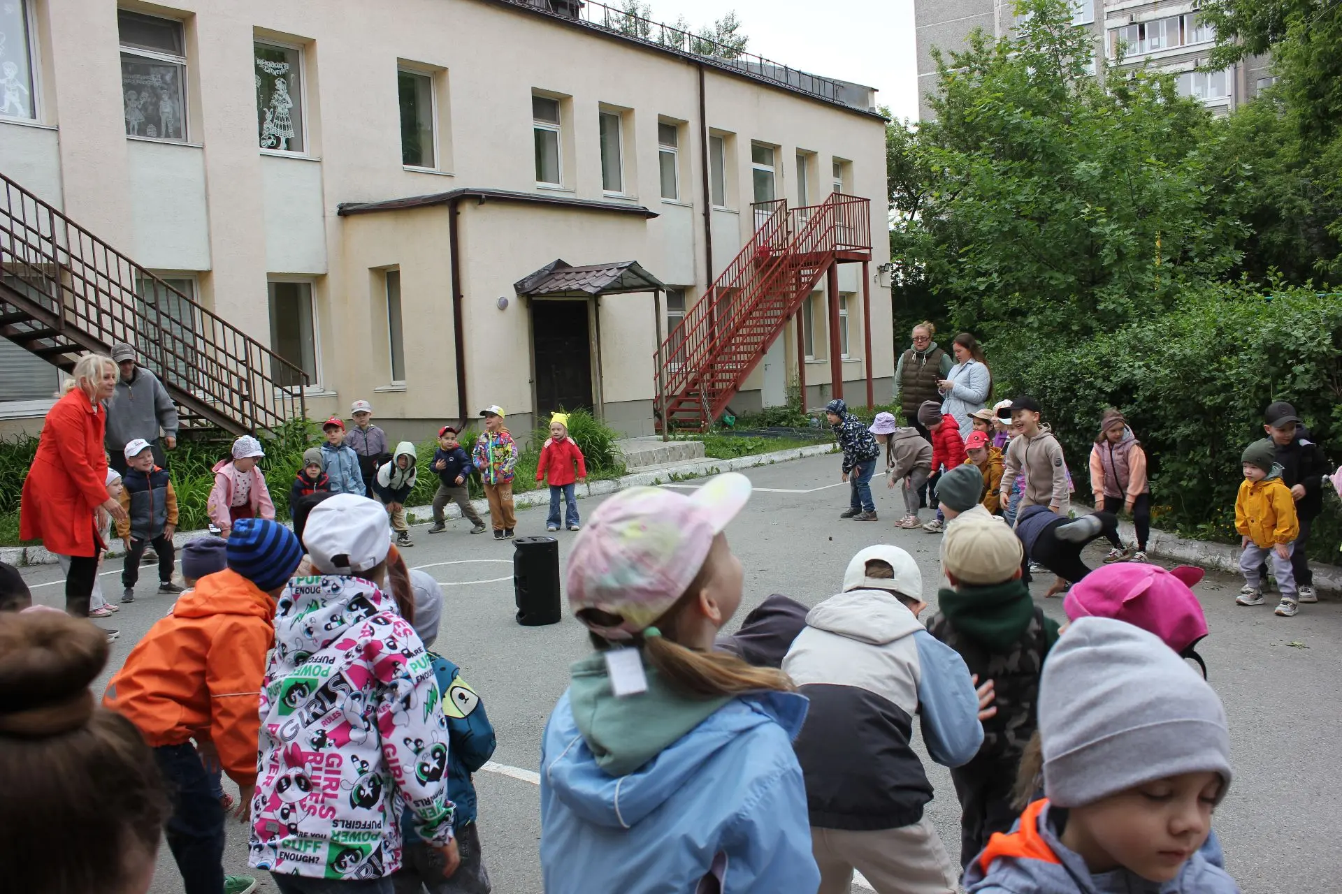Утро начинается с ЗАРЯДКИ🤸 и даже в пасмурный день можно ощутить прилив хорошего настроения.😊