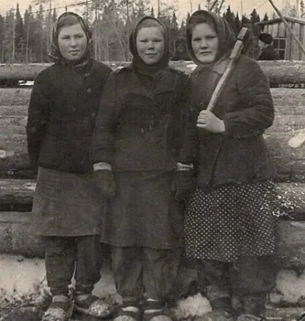 Уральские студентки лесотехникума на практике. СССР, 1954 г.