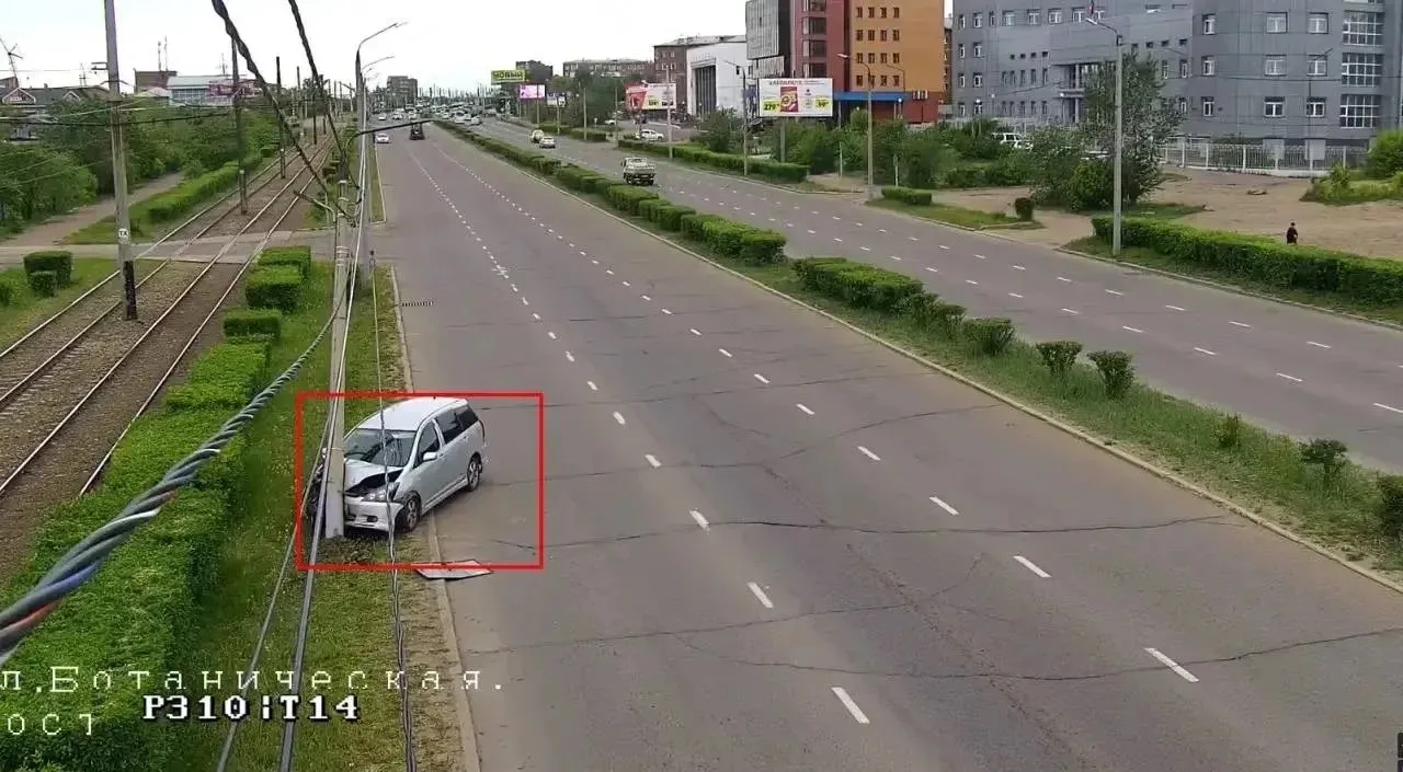 😱 Авто вырезалось в столб на Ботанической

По рекламе