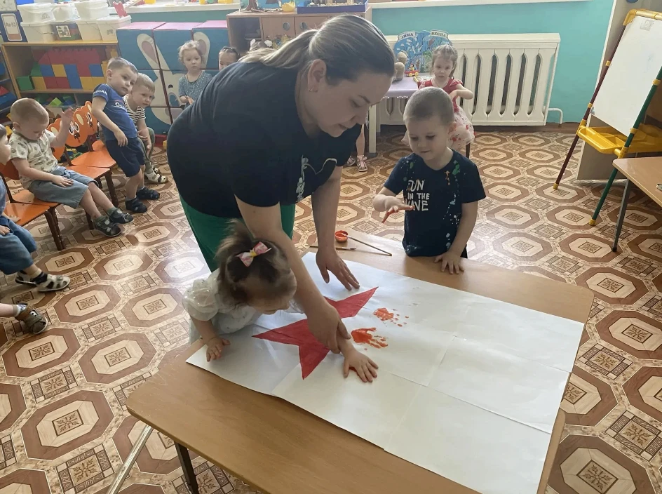 Малыши из первой младшей группы "Почемучки" с большим энтузиазмом подготовили аппликаци...