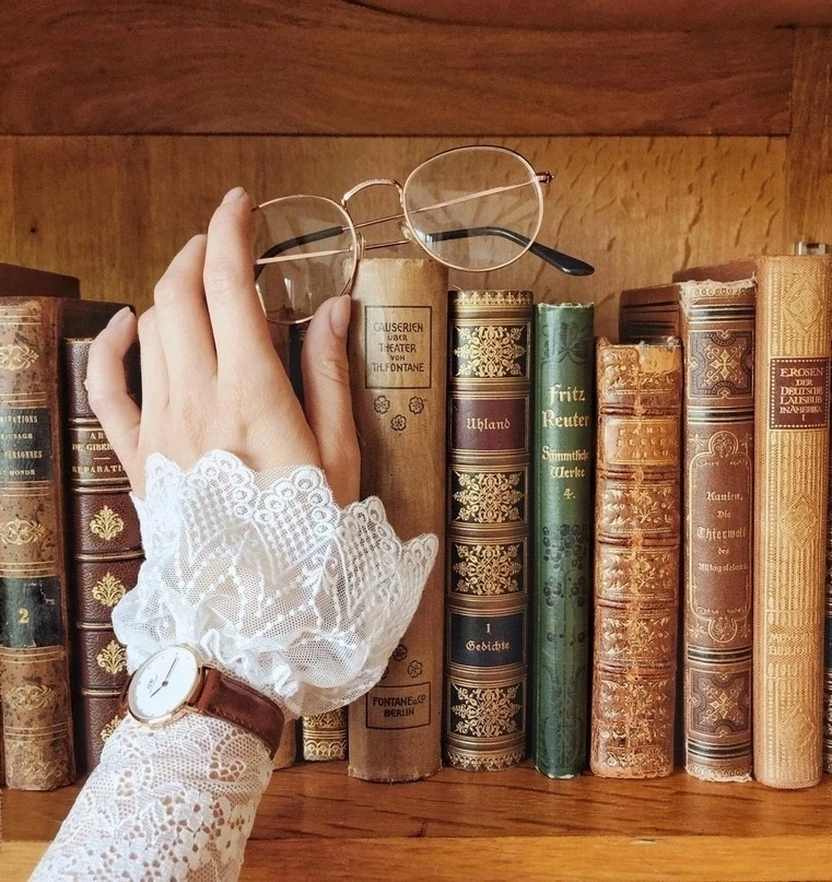 Хранить и беречь книги во все времена считалось признаком хорошего воспитания. А тех, кто не берёг к