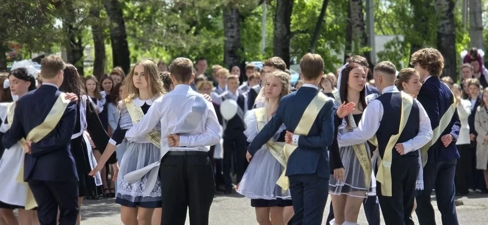 Последние звонки прозвенели в школах Амурской области  На торжественных линейках для выпускников про