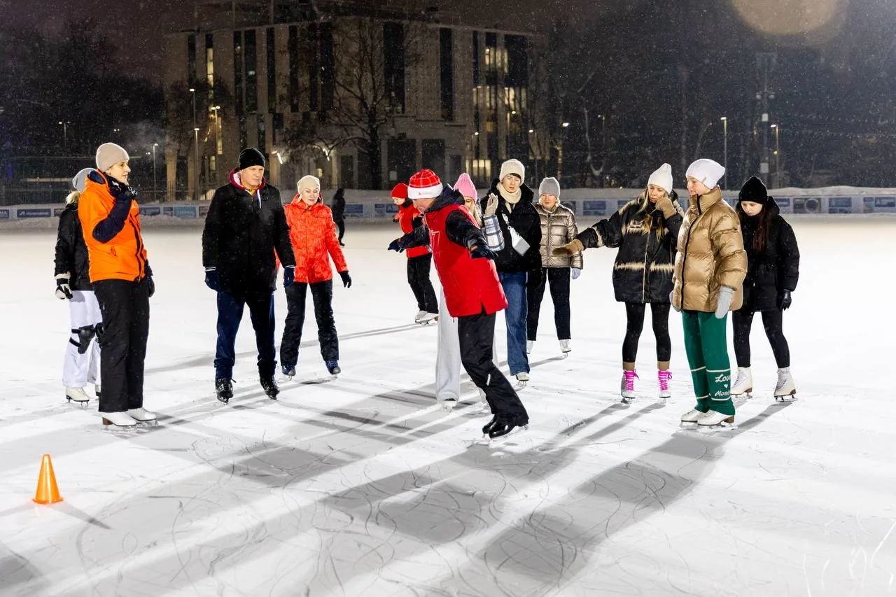 ⛸️Ждём вас на тренировках по катанию на коньках на нашей флагманской площадке в «Лужниках»!  Здесь, 
