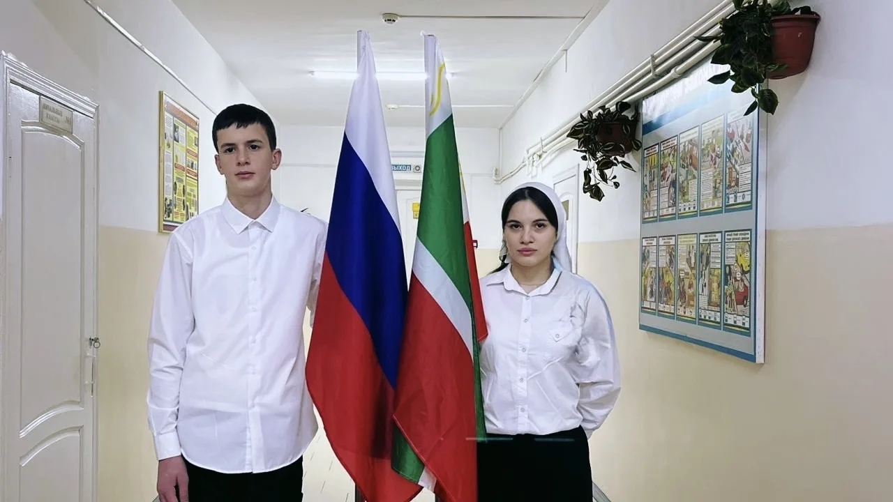 Новая неделя в нашей школе началась с  линейки и поднятия государственных флагов под гимны Российско