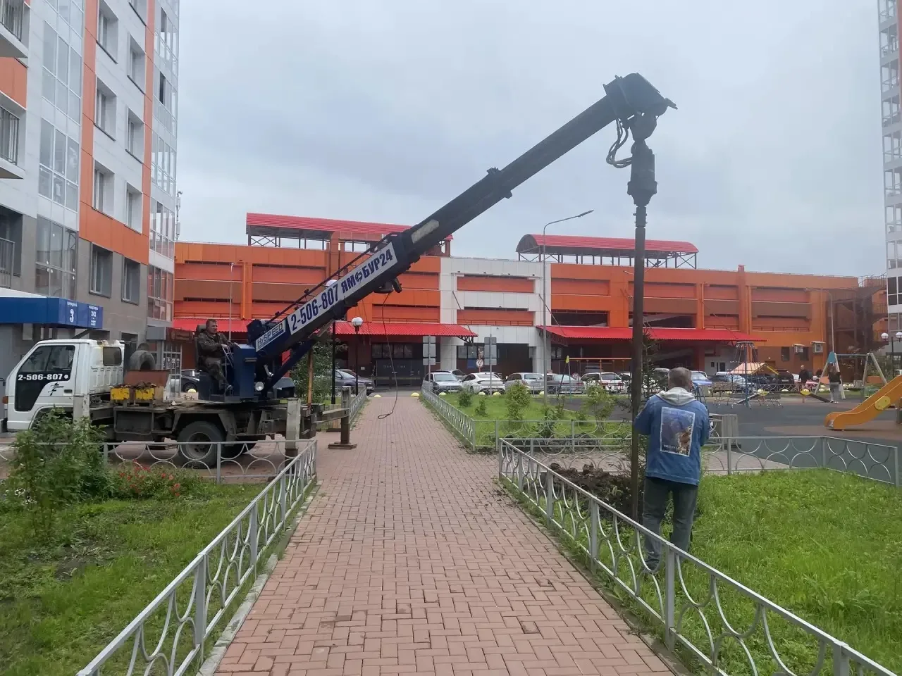 🌿 Сегодня проводим работы по устройству дренажных отверстий в газонах
