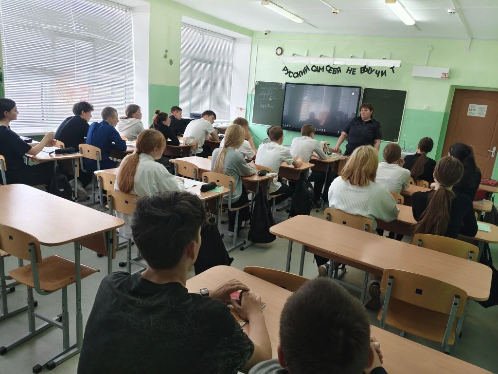 👉Инспектором ПДН ОУУБ и ПДН Отдела МВД России "Октябрьский", капитаном полиции Е.В. Мадиевой, в шко