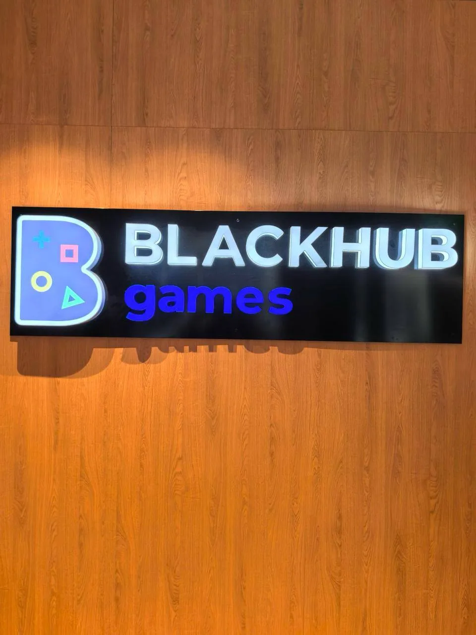 Объемные световые логотип буквы «BLACKHUB GAMES» с лицевой подсветкой на ПВХ подложке: общий размер 