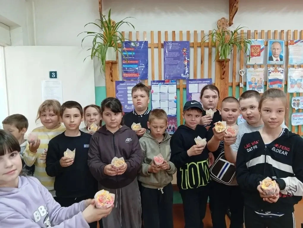 Ура! Сегодня в нашем лагере состоялся потрясающий мастер‑класс по изготовлению капкейко...