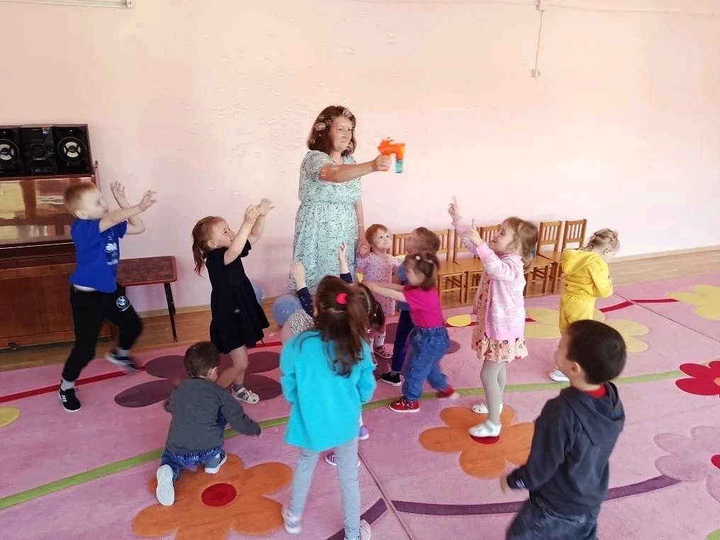 🍭🎈🎉 В День защиты детей наши воспитанники превратили детский сад в настоящую площадк...