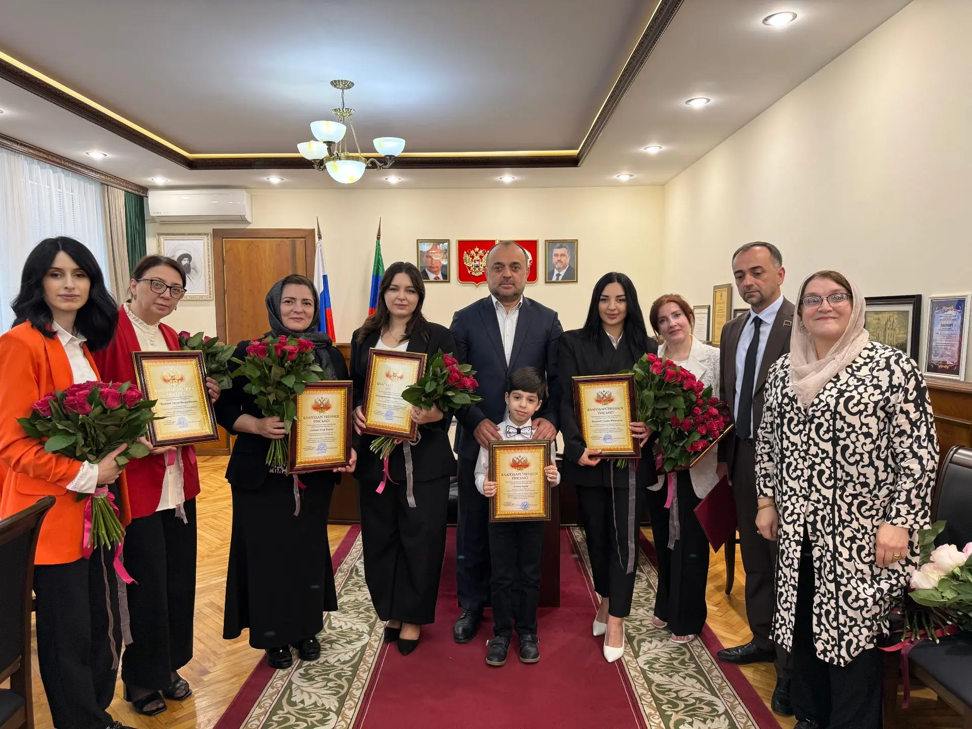 ВОСПИТЫВАЕМ ПАТРИОТОВ
 
Глава города Буйнакска Махач Абдулмуслимов вручил благодарственные письма пе