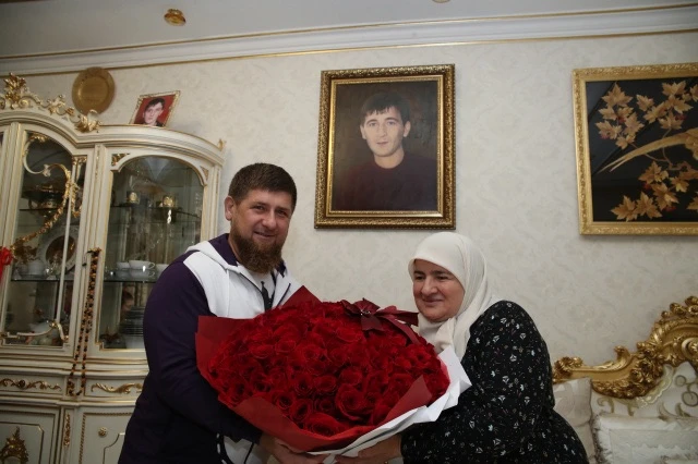 Ассаламу 1алайкум!
Дорогие друзья!
Хочу сердечно поздравить Главу Чеченской Республики, Героя России
