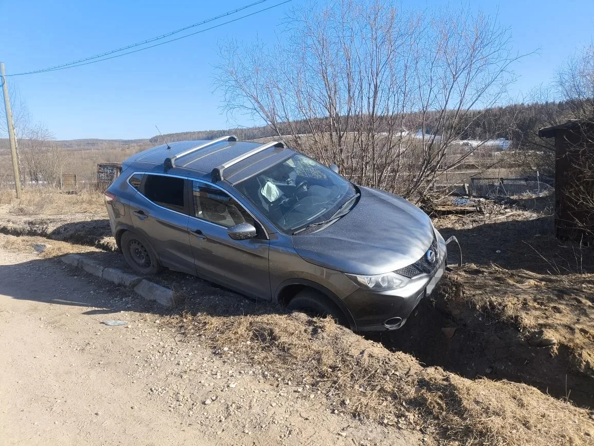 ПОД УХТОЙ НЕТРЕЗВЫЙ ВОДИТЕЛЬ NISSAN В РЕЗУЛЬТАТЕ ДТП ПОПАЛ В БОЛЬНИЦУ  В ухтинском п.Шудаяг водитель