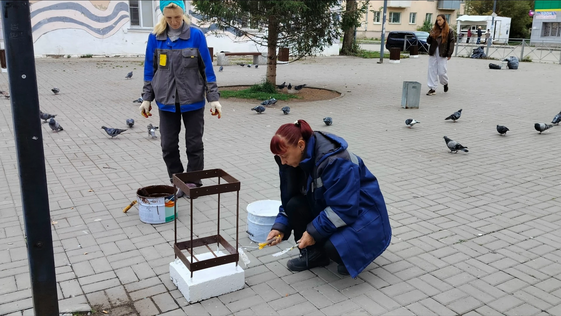 🎨 Осеннее обновление: умелые женские руки восстанавливают скамейки и урны в Оби