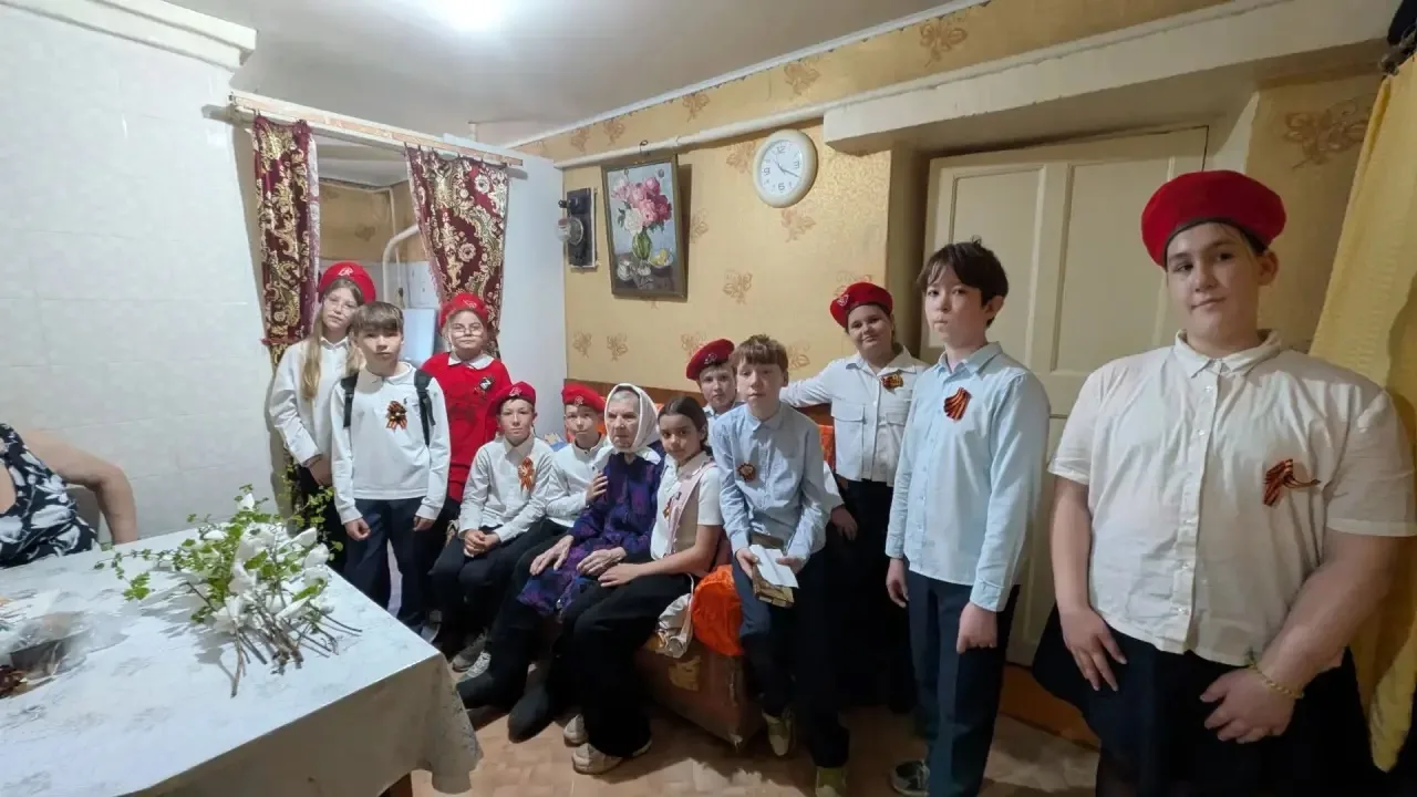 Бүген П.К. Клетнев исемендәге Юнармия отряды тыл хезмәтчәннәрен котлады.  Укучылар Җиңү турында шигы