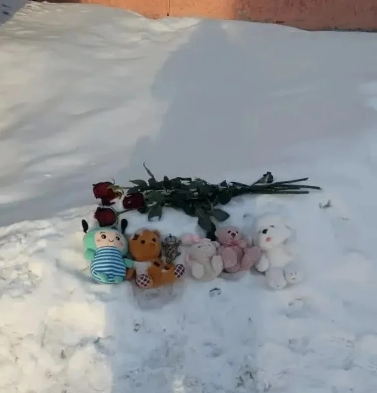 Новоуренгойцы несут цветы и игрушки к месту, где под колесами большегруза погибла девочка  После тра