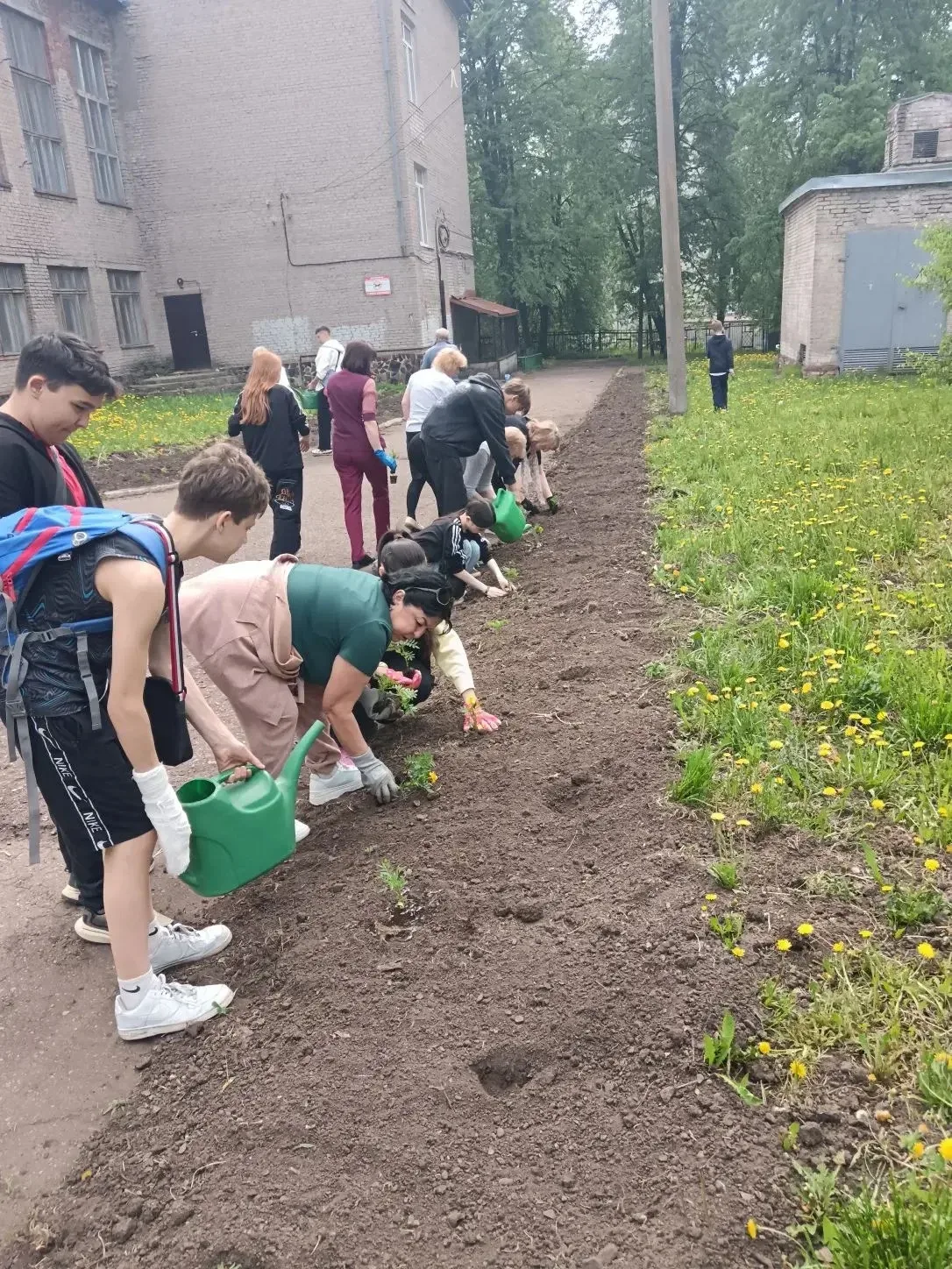 Дорогие родители!✨
Огромное спасибо всем, кто откликнулся для нашей школьной клумбы! 🌷🌸
Теперь бла