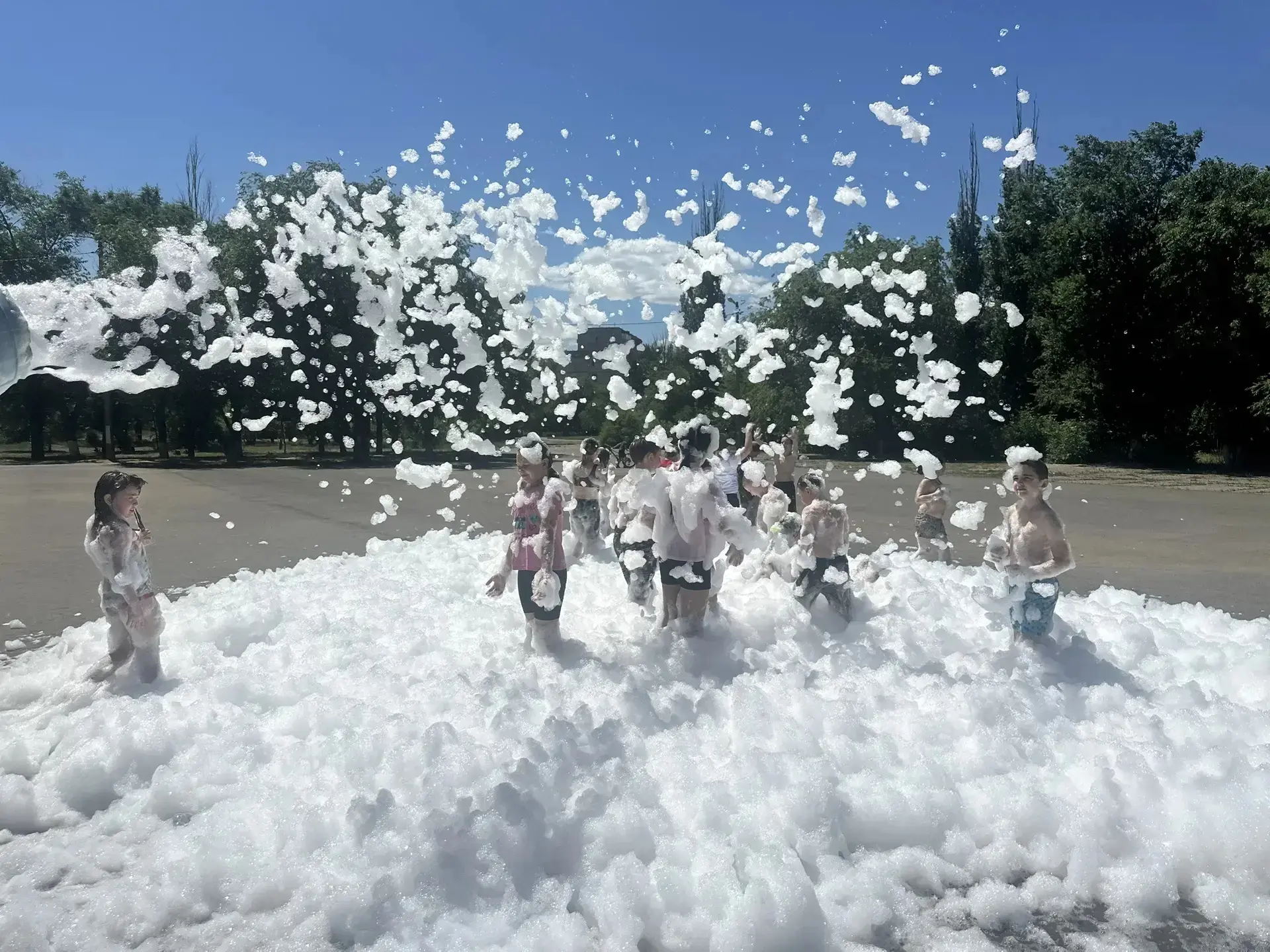 🌞 Сегодня в пришкольном лагере «ГОРИЗОНТ» было по-настоящему жарко... хотя вокруг летали целые обла