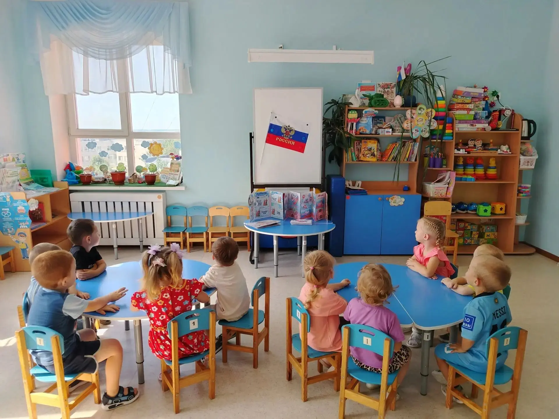 🇷🇺 Белый, синий, красный: День Государственного флага в первой младшей группе «Пчелки...