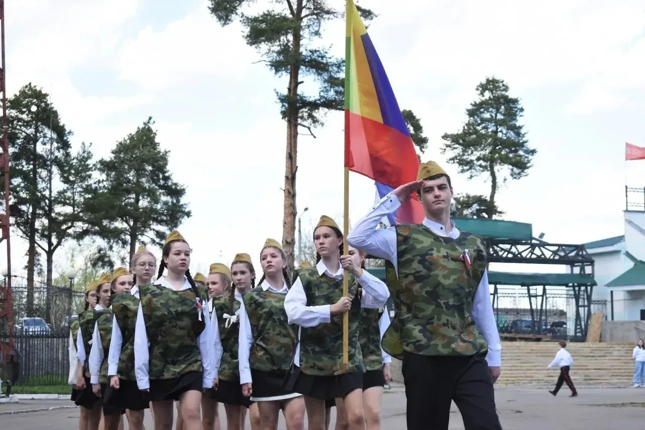 🗓️ 5 мая прошёл городской конкурс смотра строя и песни.  🔹 Чёткий шаг в ногу 🔹 Громкие и слаженные р