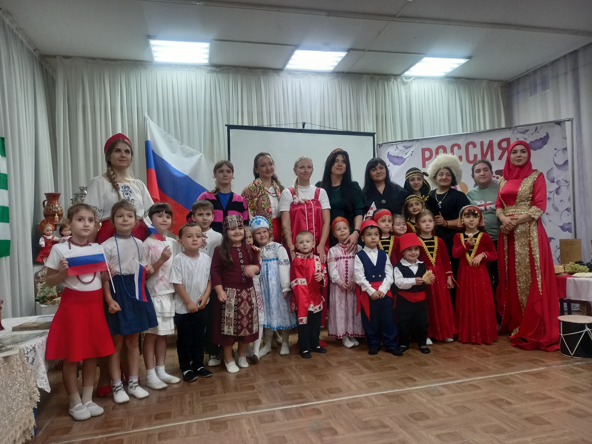🌍 В детском саду №10 прошёл праздник «Народов много – Россия одна»