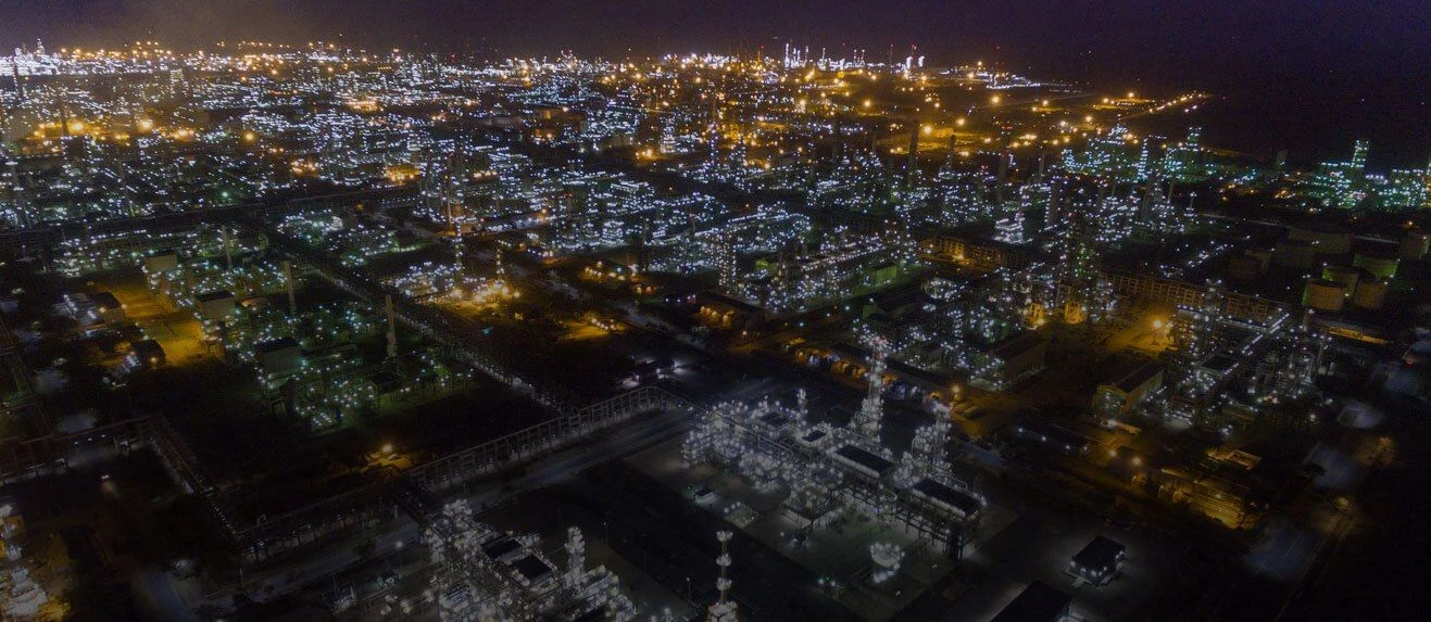 Самый большой в мире НПЗ: Комплекс Jamnagar Refinery в Индии, его мощность превышает 66...