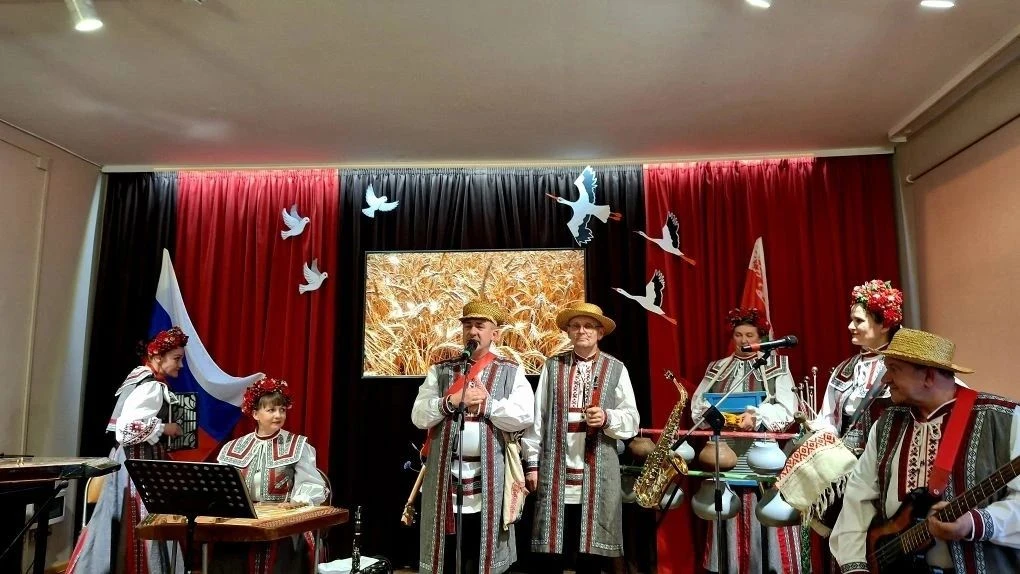 🇷🇺🇧🇾Две культуры, одна большая дружба! ⁣ 🏡🎼Участники программы «Активное долголетие» Смоленского ком