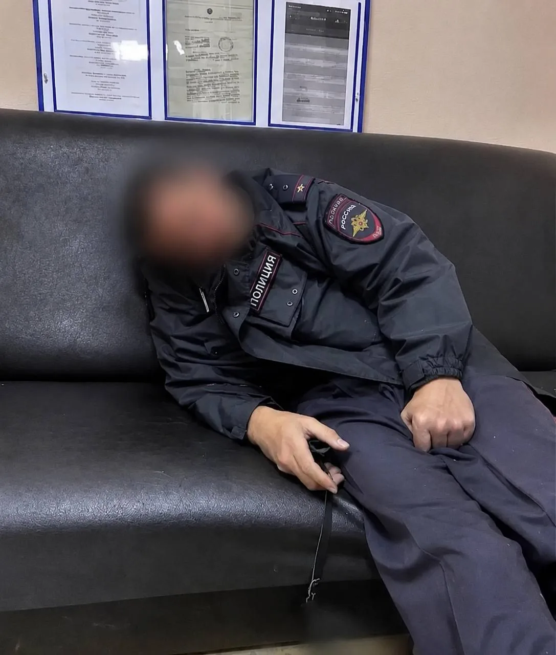 🚔 Сормовского участкового нашли мертвым в его рабочем кабинете. Рядом лежал табельный ...