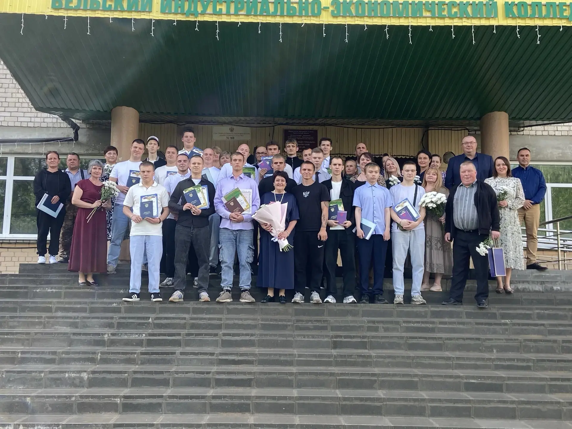 Дорогие наши выпускники! 
 
Сердечно поздравляем вас, уважаемые выпускники профессии "Мастер сельско