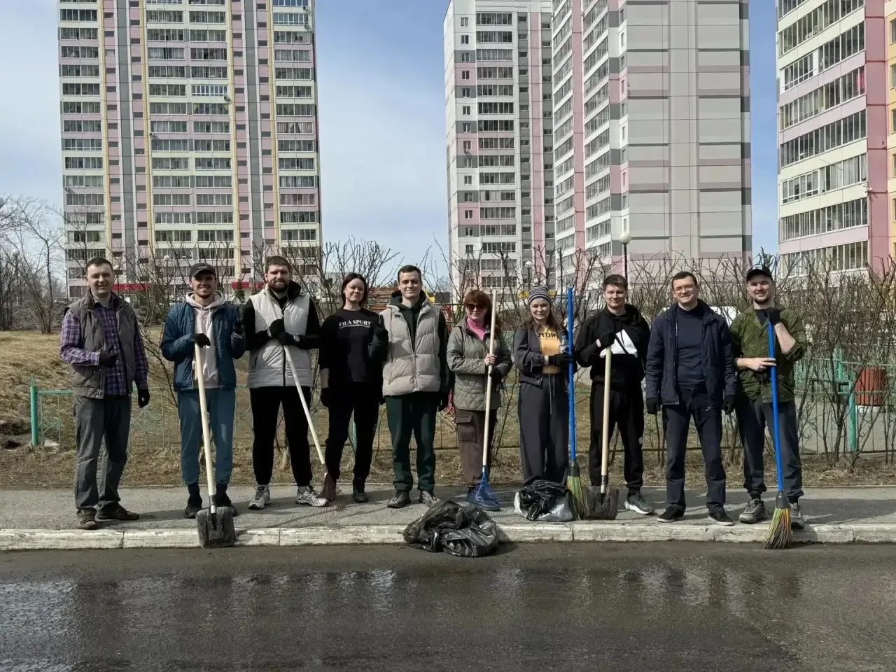Уважаемые жители мегарайона «Южные Ворота»! 🌿

Субботник, организованный совместно жителями и сотру