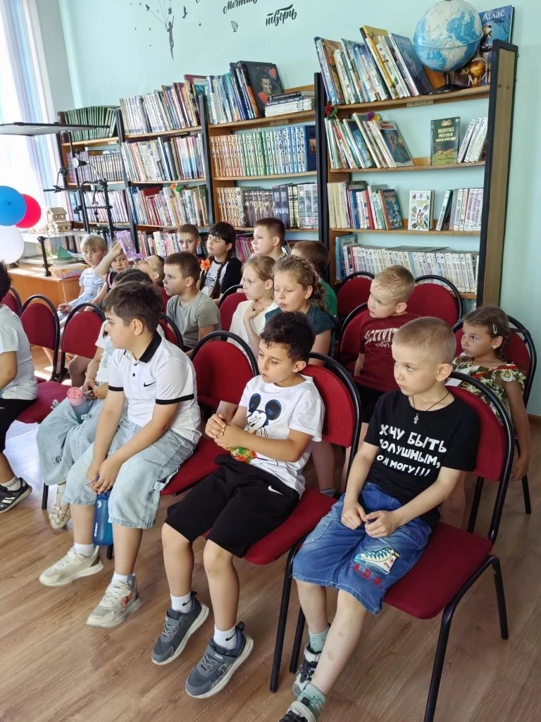 Сегодня дети 3⃣ отряда посетили мероприятие, посвященное Дню России, в районной библиотеке. 
📚 Ребя
