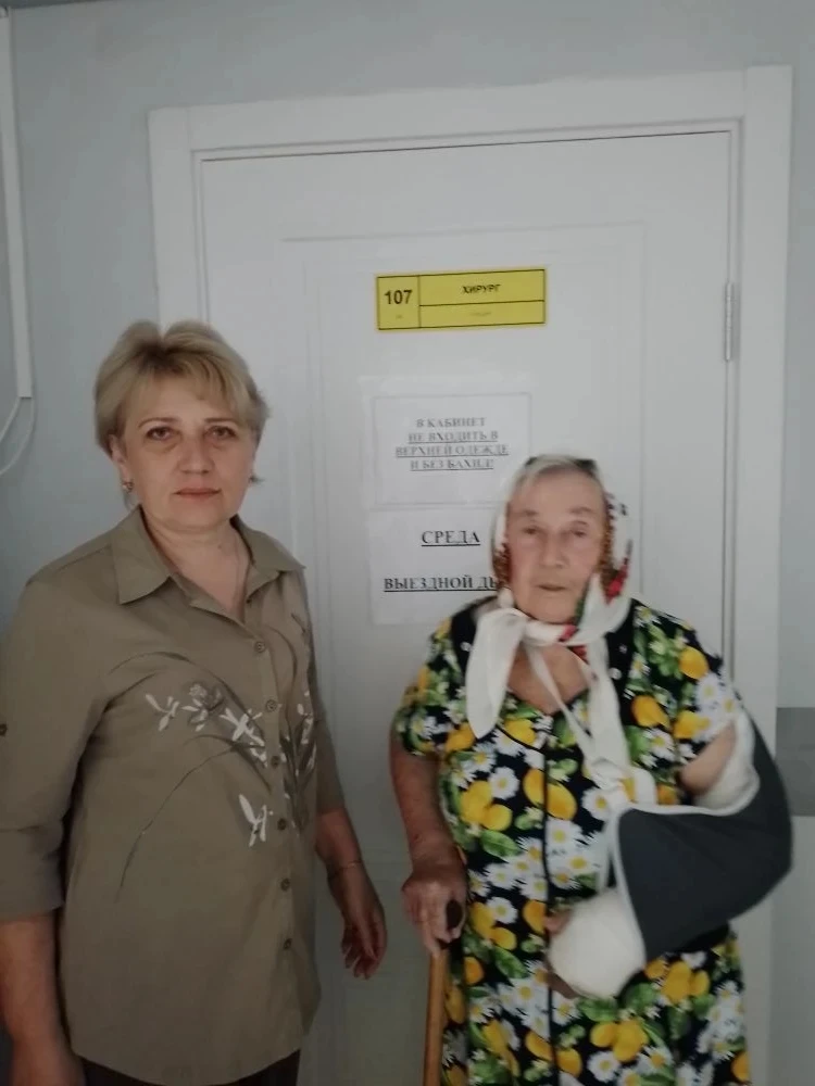 Социальные работники МБУ ДР «ЦСОГПВиИ» сопровождают получателей социальных услуг в лече...