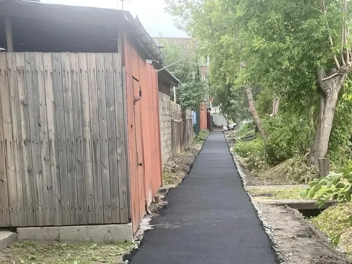 🛣В Ленинском округе обустраивают тротуары в частном секторе.