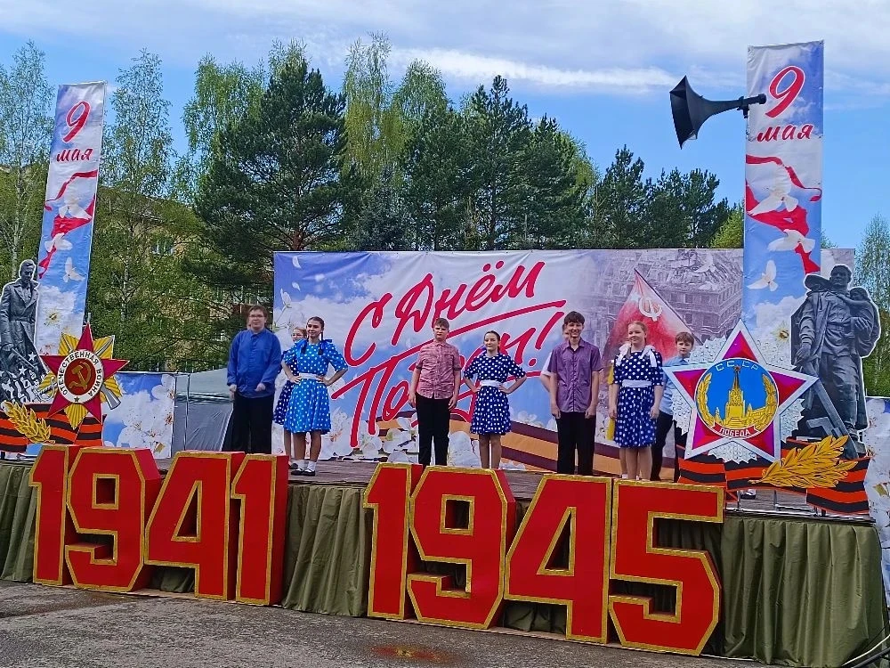 После Бессмертного полка и возложения цветов к Памятнику Воина-победителя на городской площади жител