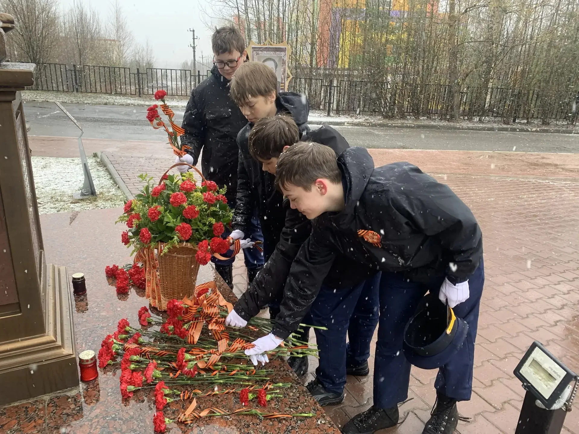 🌹🌹🌹9 мая учащиеся 7в кадетского класса вместе со своим классным руководителем Калашниковым Андреем В