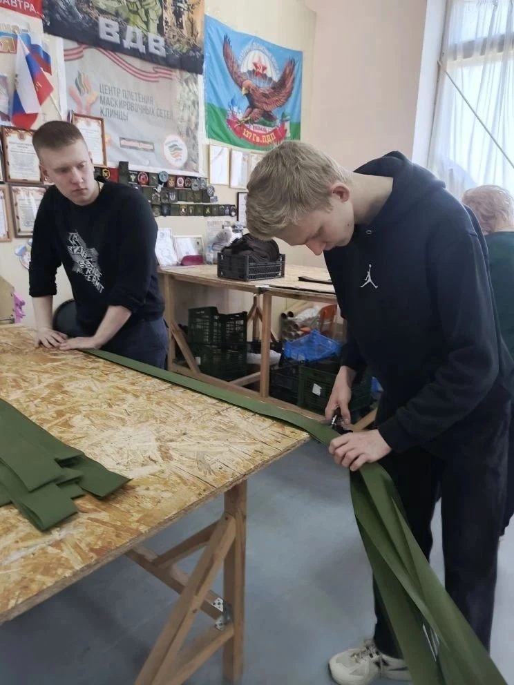 🪢🎓 Плетём добро руками! 🌊🧡  Волонтёры Клинцовского филиала ГАПОУ "Брянский техникум энергомашиностро